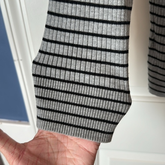 DKNY women black gray stripe long sleeve turtle neck sweater size Large - Picture 3 of 10